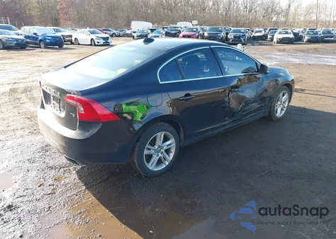 2015 Volvo S60 T5 Premier z USA, uszkodzony, nr VIN YV126MFKXF1349414